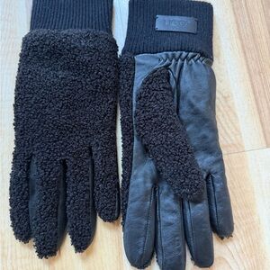 UGG women’s  Black leather Gloves